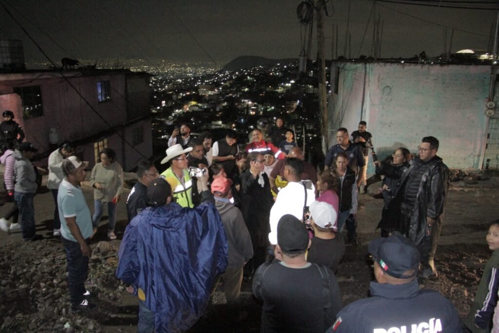 Cae barda en Almárcigo Norte y provoca deslave sobre vehículo