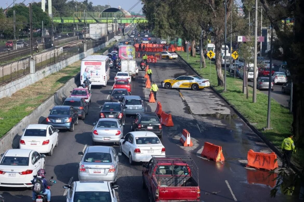 Socavón complica tráfico en Nezahualcóyotl