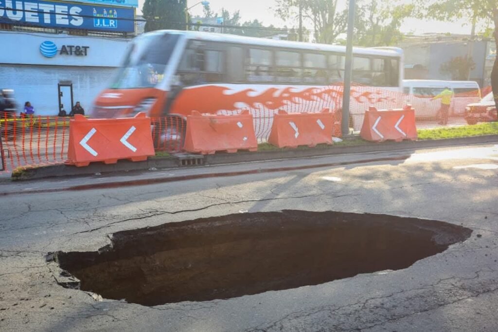 Socavón complica tráfico en Nezahualcóyotl