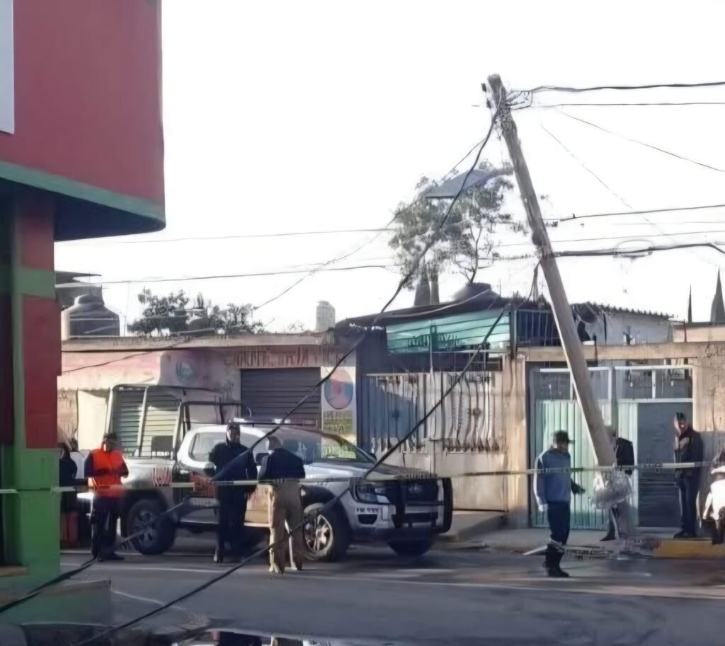 Camioneta derriba poste y suspende servicio de Trolebús en Chalco
