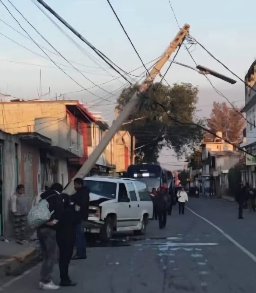 Camioneta derriba poste y suspende servicio de Trolebús en Chalco