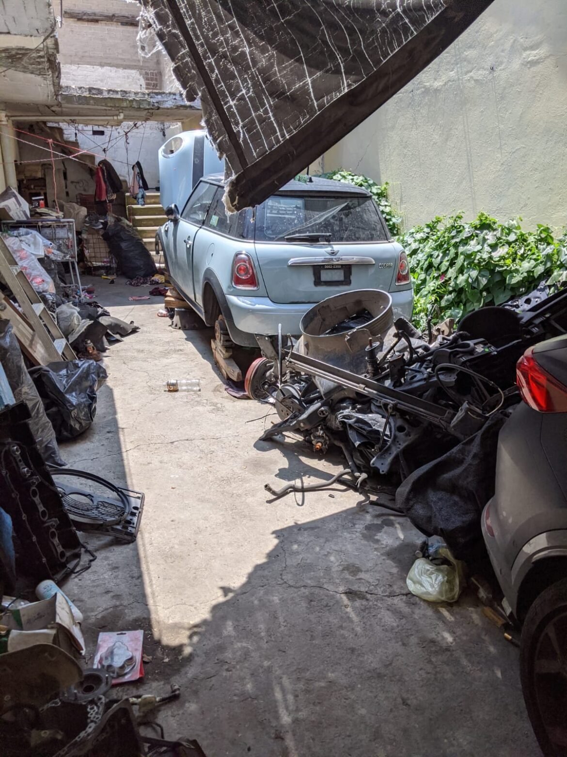 Dos toneladas de autopartes robadas eran guardadas en un casa de Nezahulcóyotl