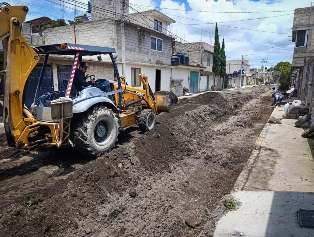 Vecinos arreglan calles ante abandono municipal en Texcoco