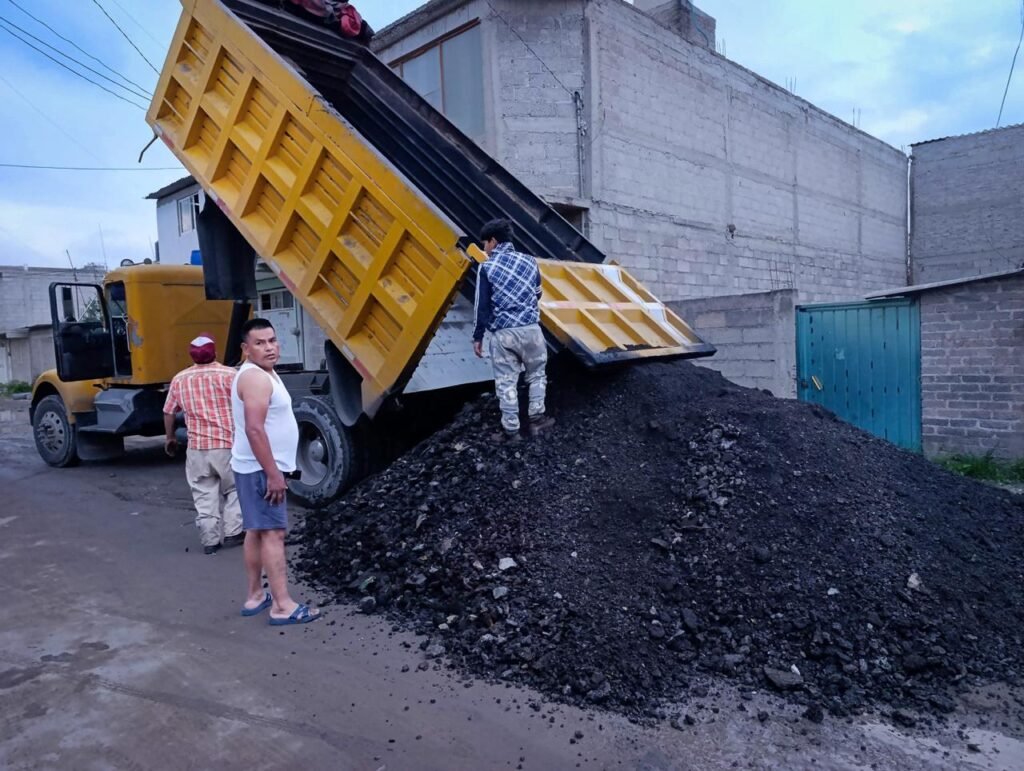 Vecinos arreglan calles ante abandono municipal en Texcoco