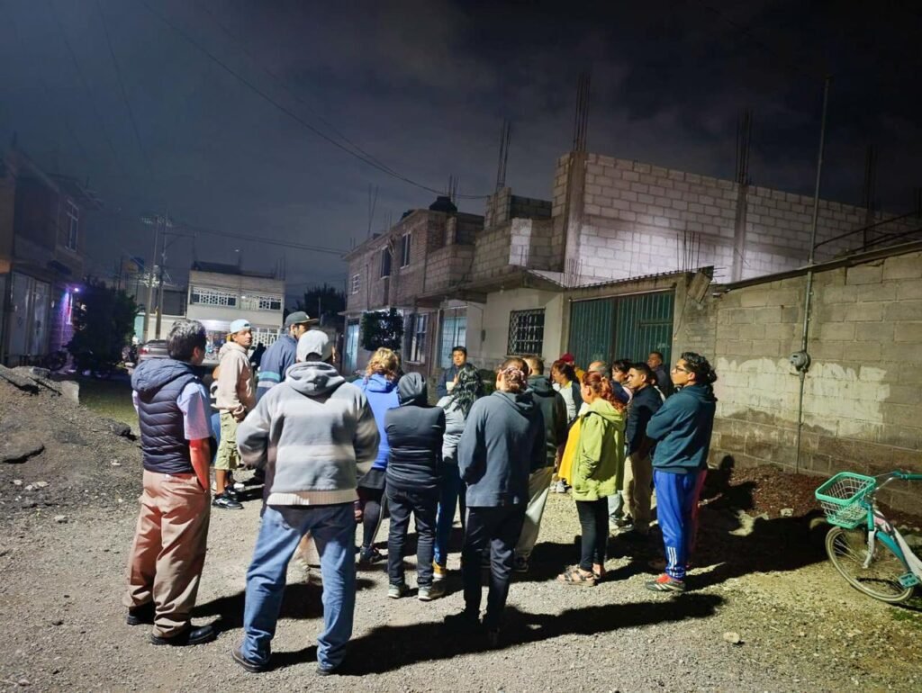Vecinos arreglan calles ante abandono municipal en Texcoco