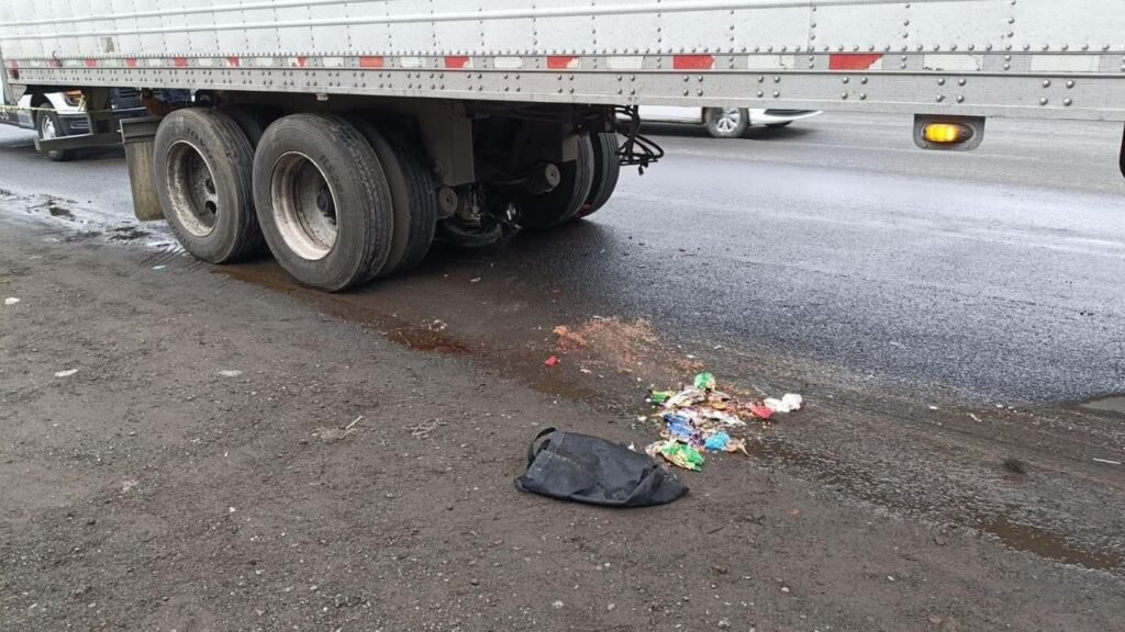 Fallece mujer motociclista arrollada por tráiler en Cuautlalpan