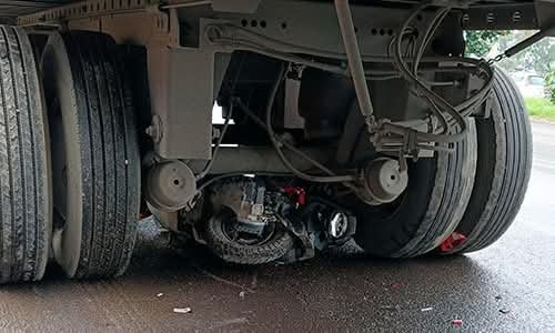 Fallece mujer motociclista arrollada por tráiler en Cuautlalpan