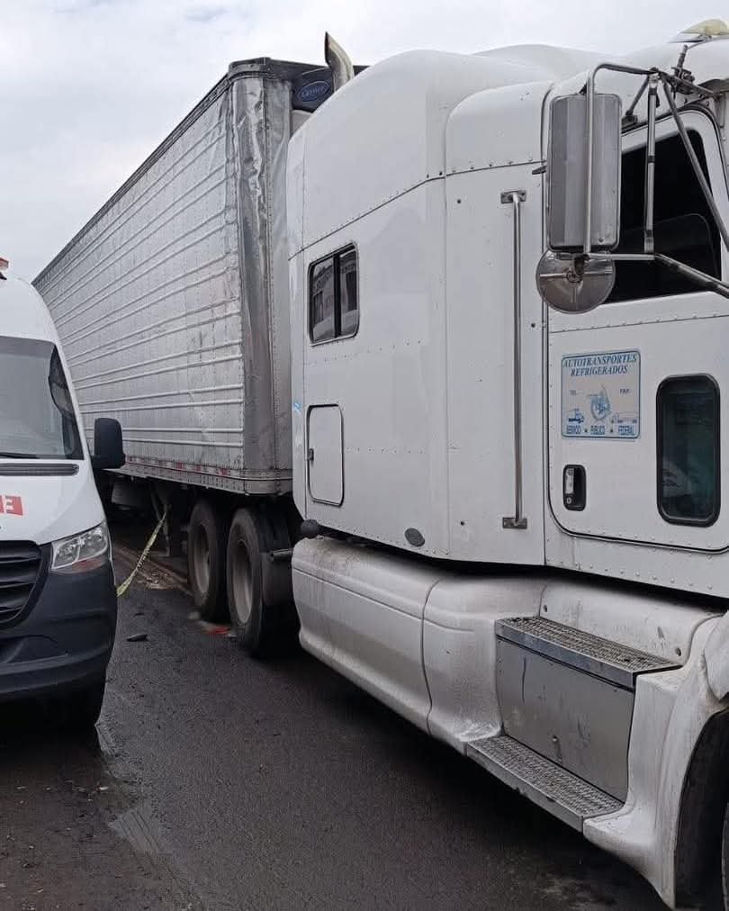 Fallece mujer motociclista arrollada por tráiler en Cuautlalpan