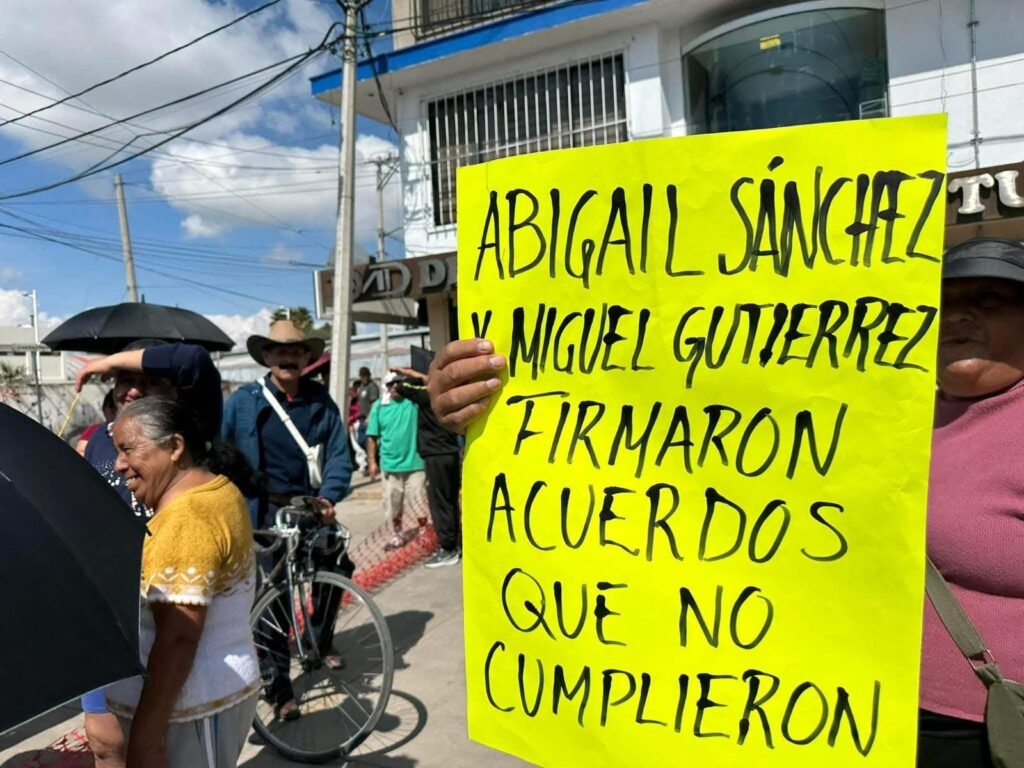 Manifestantes bloquean carretera en Chalco por incumplimiento de obras