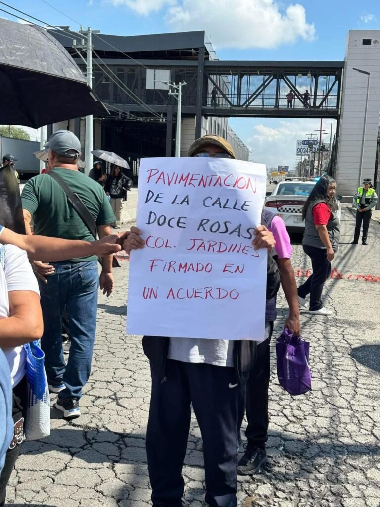 Manifestantes bloquean carretera en Chalco por incumplimiento de obras