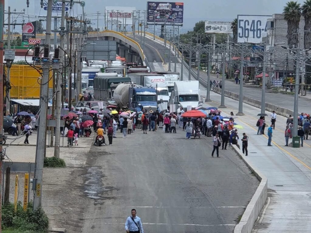 Manifestantes bloquean carretera en Chalco por incumplimiento de obras