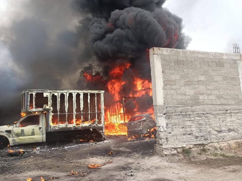 Explosión de cisterna de huachicol provoca incendio en Coyotepec