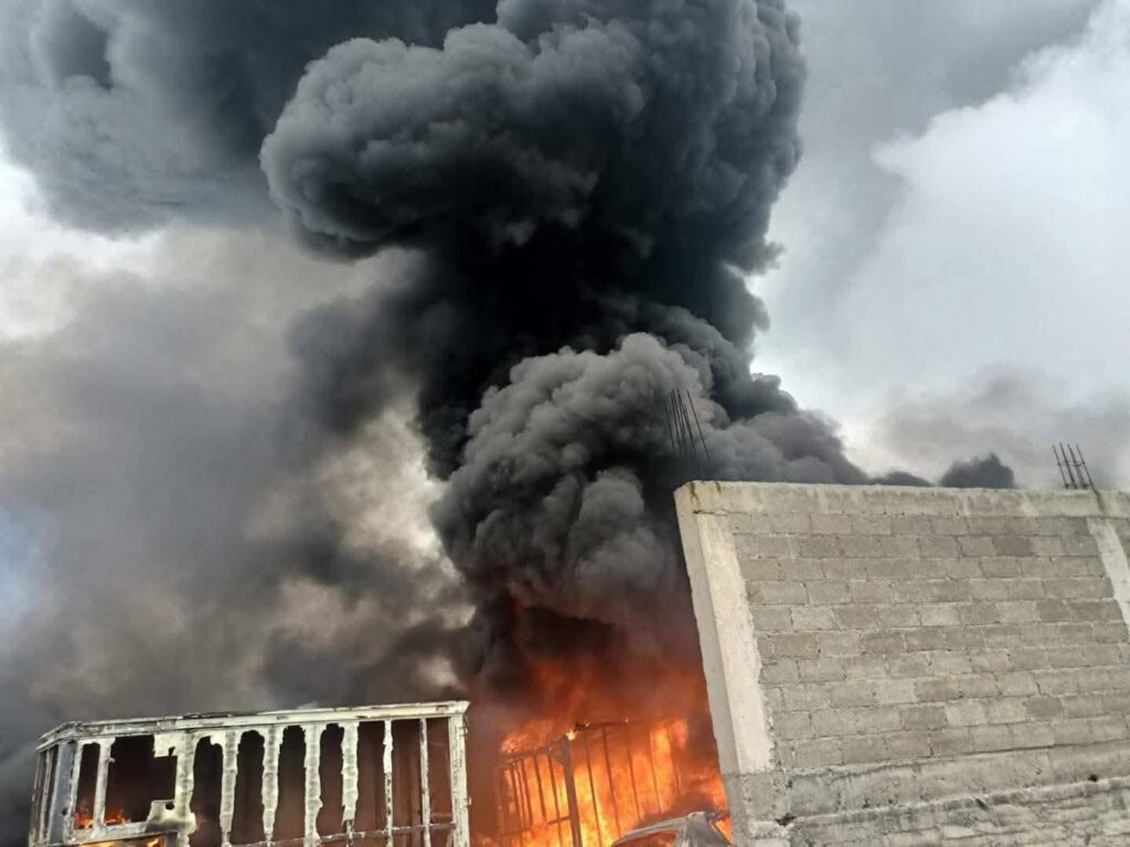 Explosión de cisterna de huachicol provoca incendio en Coyotepec