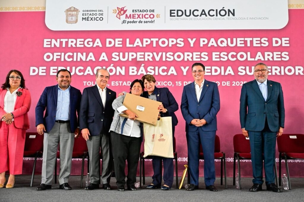 Entregan laptops a Supervisores Escolares de Educación Básica y Media Superior