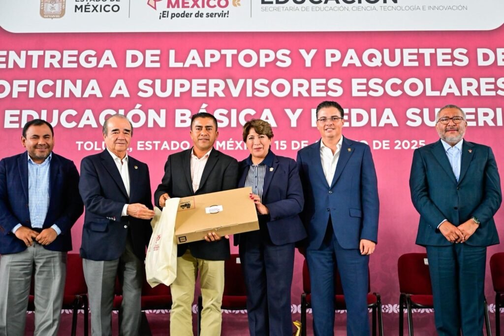 Entregan laptops a Supervisores Escolares de Educación Básica y Media Superior
