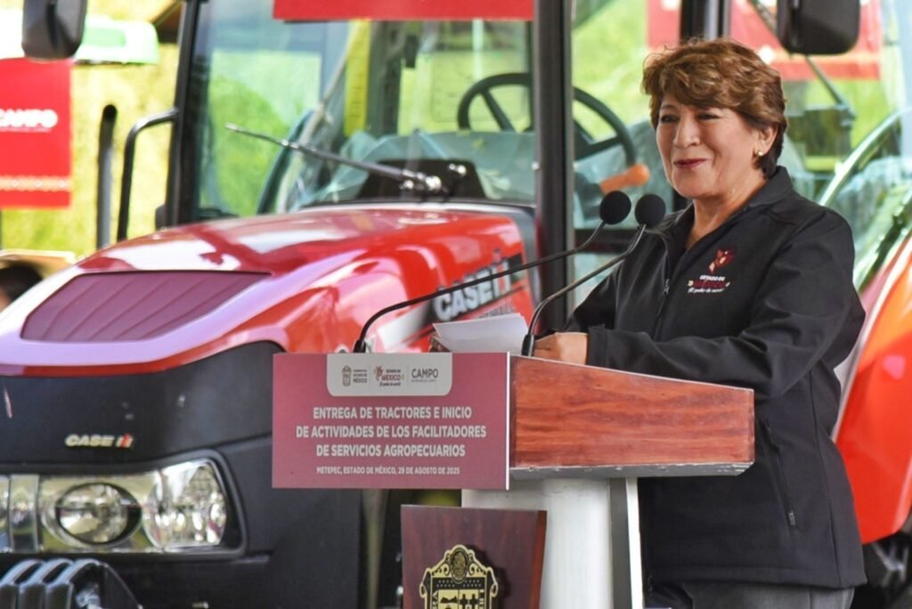 Gobernadora Delfina Gómez impulsa el campo mexiquense con entrega de tractores