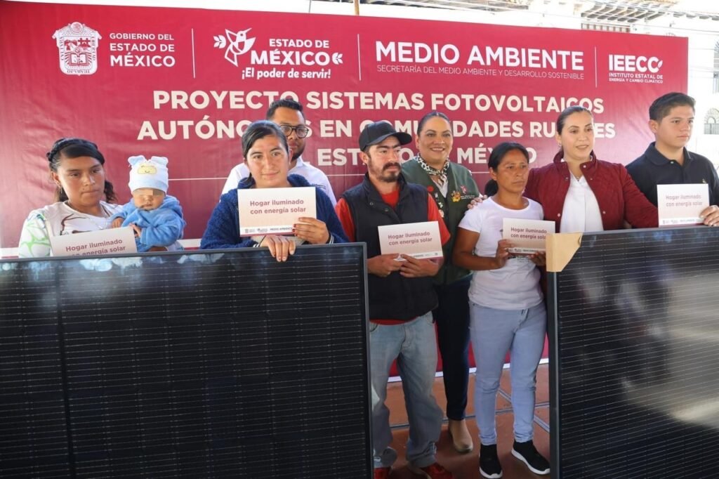 Lleva Gobernadora Delfina Gómez energía solar a 2 mil 600 personas de comunidades rurales