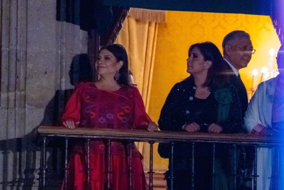 280 mil personas festejan en el Zócalo capitalino el aniversario 215 de la Independencia de México