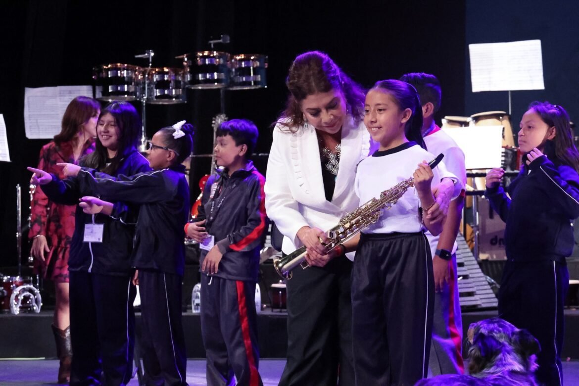 Entregan instrumentos musicales del Programa "Do, Re, Mi, Fa, Sol por Mi Escuela"