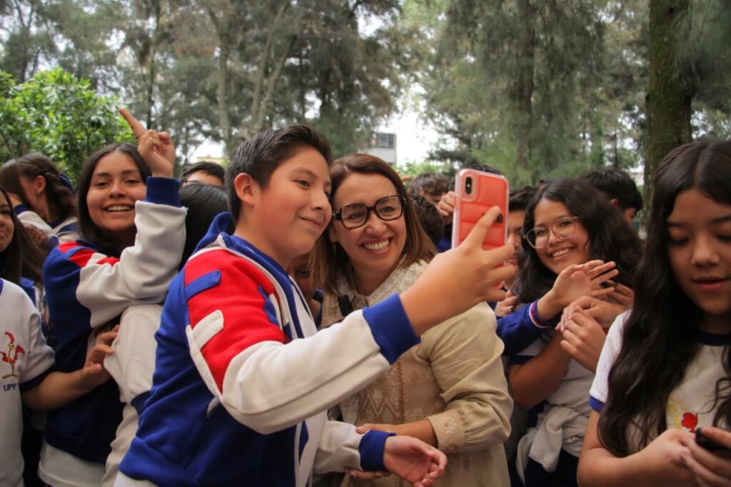 Gobierno de Ecatepec impulsa apoyo de pasajes para universitarios