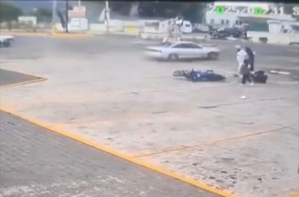 Conductor atropella a familia que viajaba en moto y huye