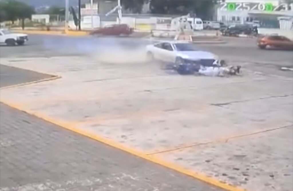 Conductor atropella a familia que viajaba en moto y huye