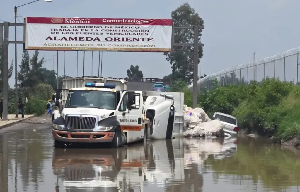 Volcadura de tráiler colapsa Periférico oriente tras caer en bache oculto por inundación