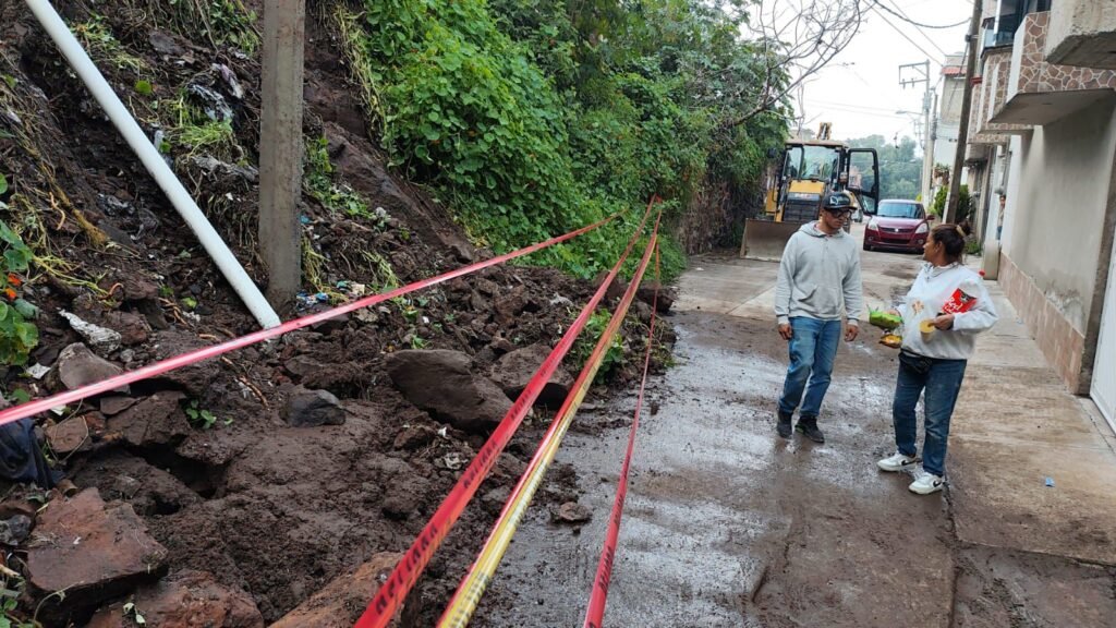 Lluvias provocan deslaves y caída de árboles en Chimalhuacán