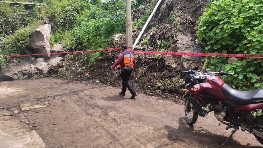 Lluvias provocan deslaves y caída de árboles en Chimalhuacán