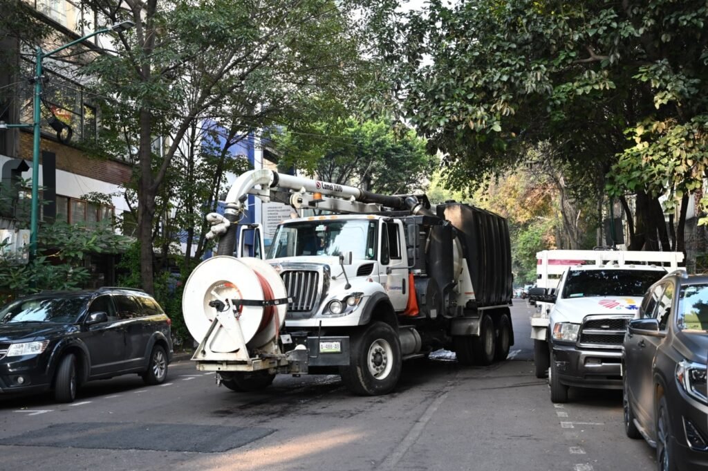 Alcaldía Cuauhtémoc elimina baches, repara luminarias y mejora el espacio público en la colonia Juárez