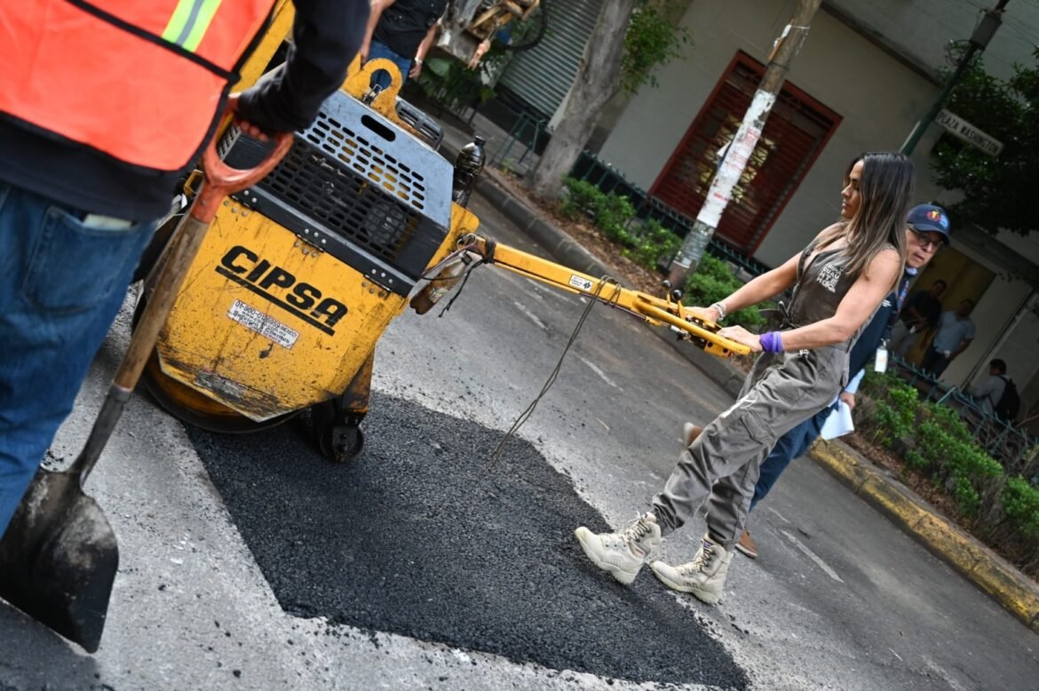 Alcaldía Cuauhtémoc elimina baches, repara luminarias y mejora el espacio público en la colonia Juárez