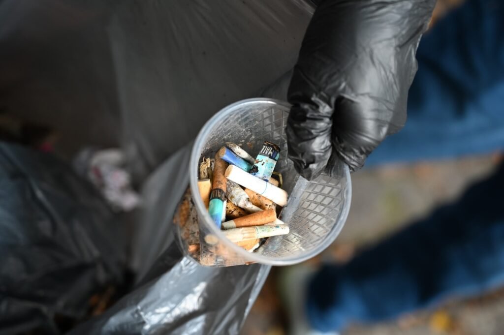 Recolectan colillas de cigarros y colocarán contenedores en toda la Cuauhtémoc