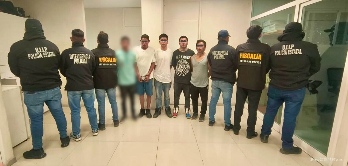 Detienen a cinco hombres con drogas y equipo táctico en Chimalhuacán