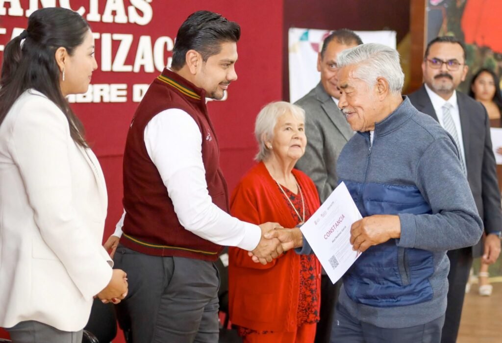 Nezahualcóyotl avanza en alfabetización: entregan constancias a 150 personas que concluyeron educación básica