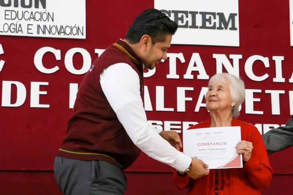 Nezahualcóyotl avanza en alfabetización: entregan constancias a 150 personas que concluyeron educación básica