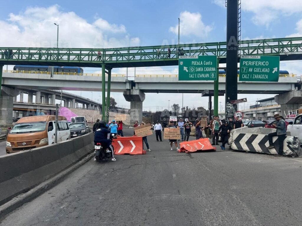 Bloquean calzada Zaragoza para exigir justicia tras explosión de pipa