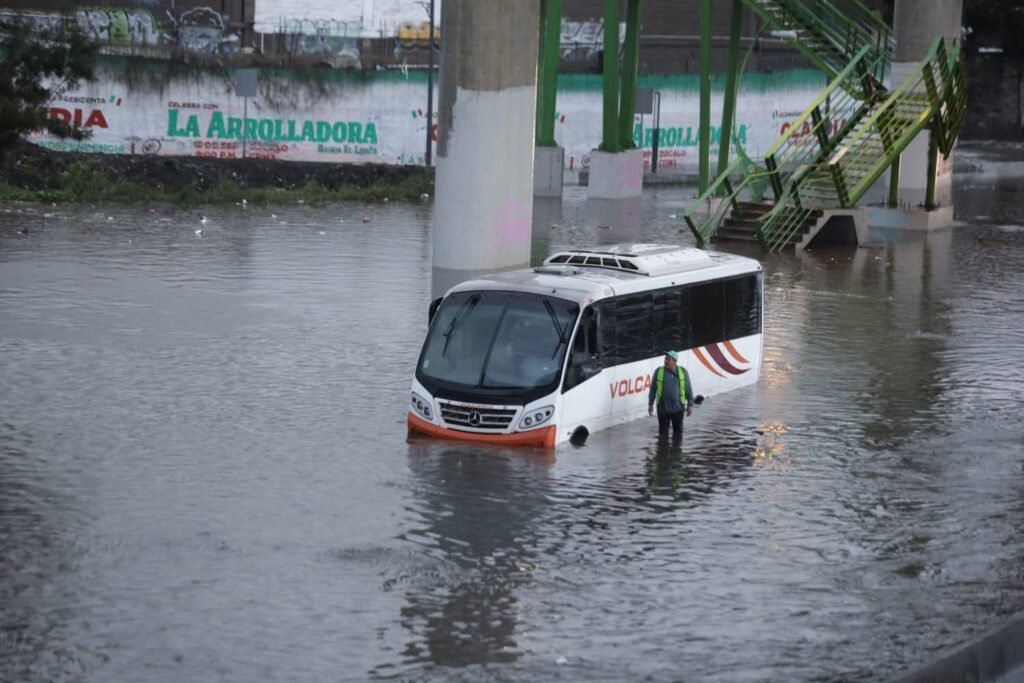 Hospital del IMSS en Los Reyes La Paz sufre inundación tras lluvias; el primero en ayudar hoy necesita ayuda