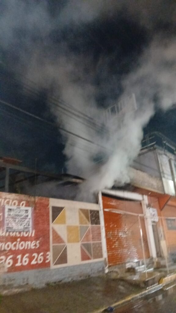 Entre festejos patrios, Protección Civil de Chimalhuacán sofoca dos incendios