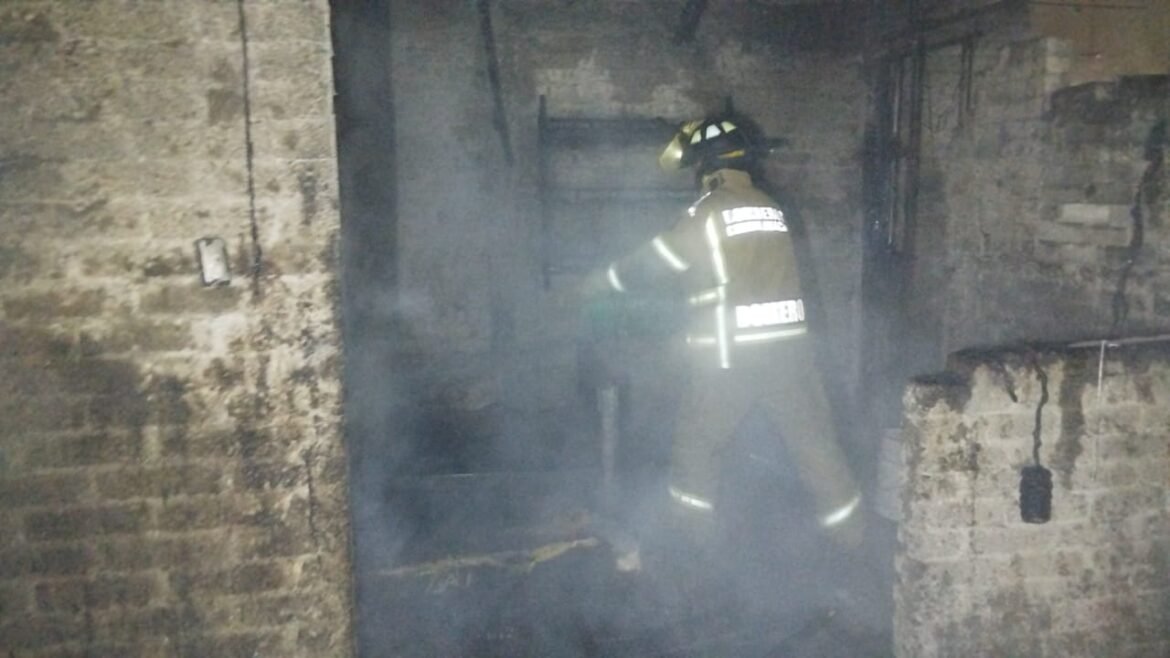 Entre festejos patrios, Protección Civil de Chimalhuacán sofoca dos incendios