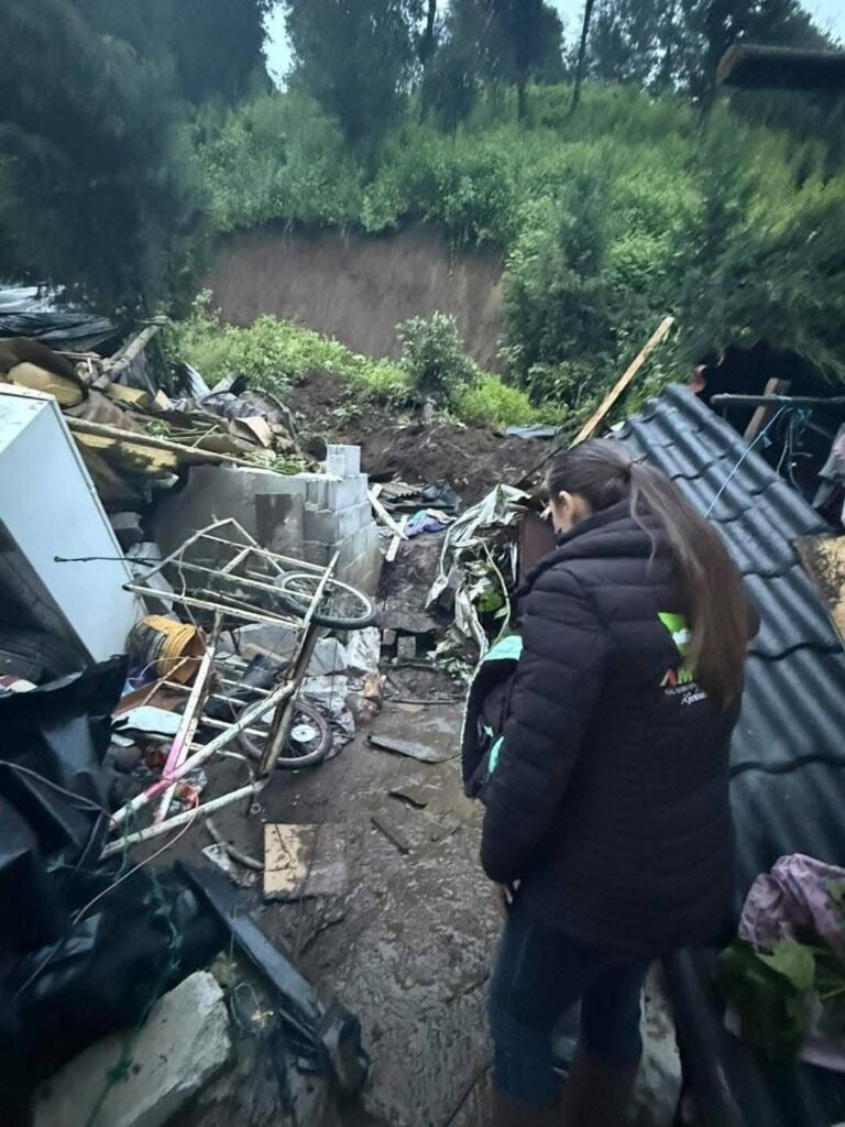 Tragedia en Amecameca: deslave sepulta vivienda y deja dos muertos