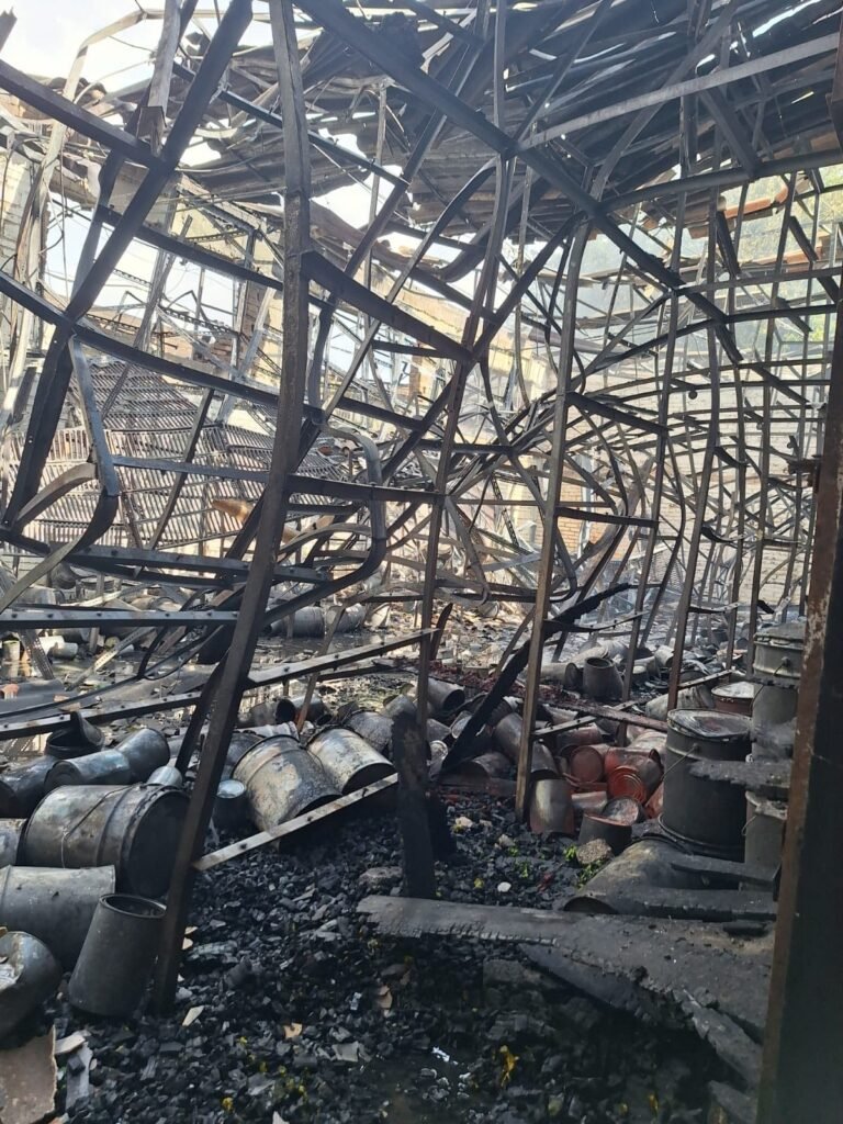 Incendio en fábrica de pinturas en La Paz moviliza a cuerpos de emergencia de 3 municipios