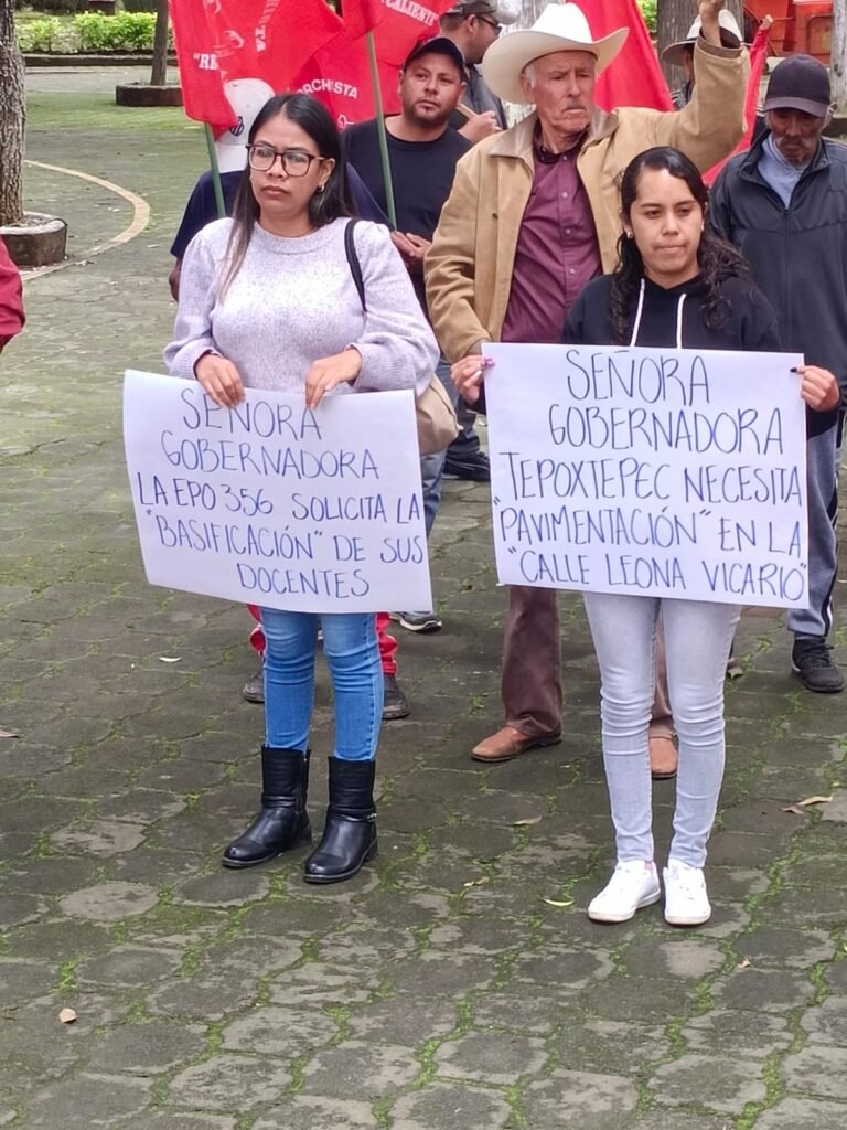 Antorchistas del sur del Edomex exigen audiencia a Delfina Gómez con cadenas humanas