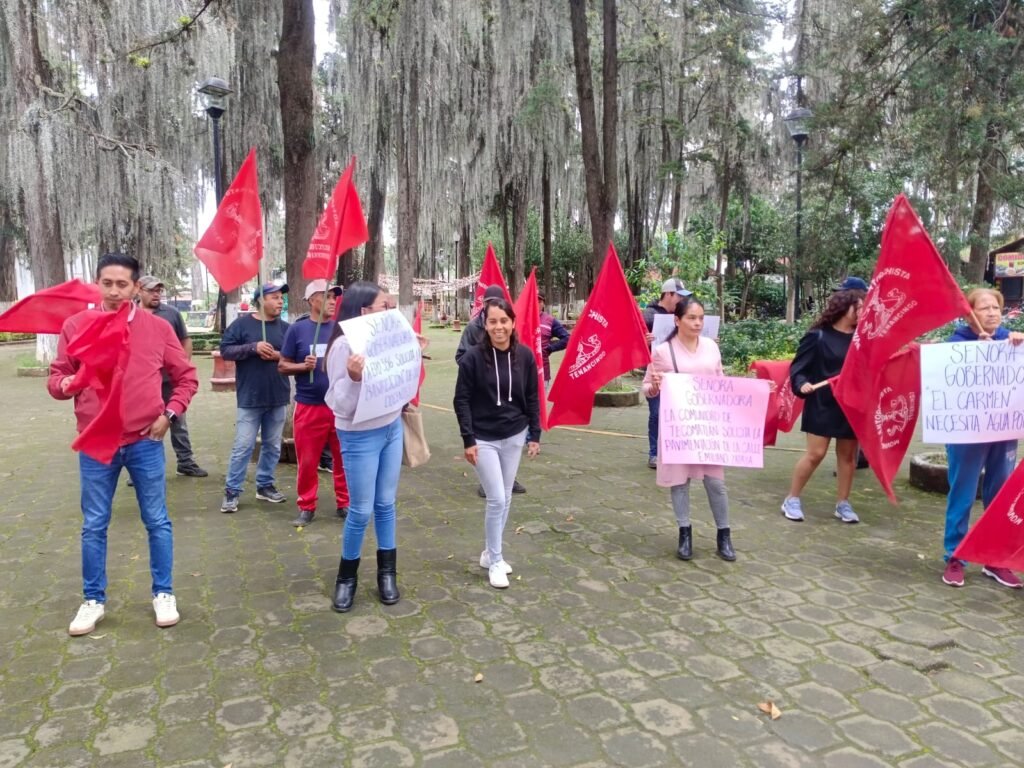 Antorchistas del sur del Edomex exigen audiencia a Delfina Gómez con cadenas humanas