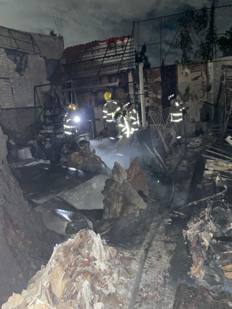 Bomberos de Chimalhuacán sofocan incendio en local de artesanías y rescatan ocho tortugas