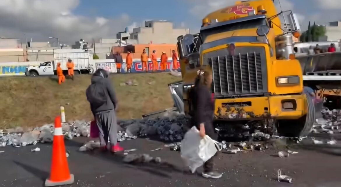Volcadura de tráiler con cerveza en la Ecatepec-Pirámides provoca rapiña