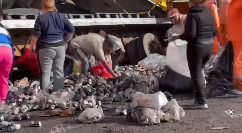 Volcadura de tráiler con cerveza en la Ecatepec-Pirámides provoca rapiña
