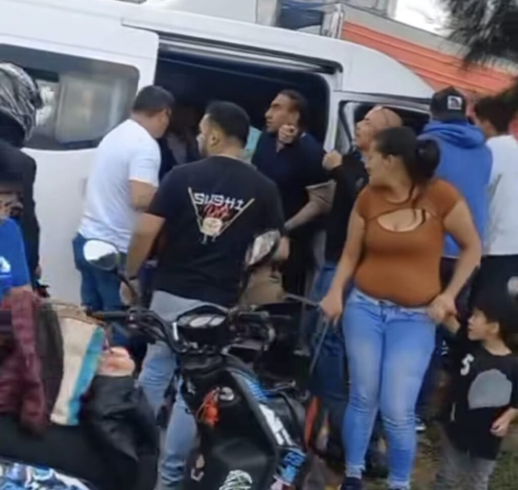 Choca combi contra un árbol en Tultitlán; hay siete lesionados