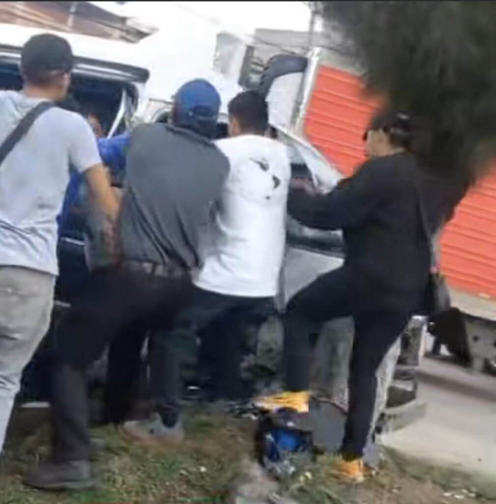 Choca combi contra un árbol en Tultitlán; hay siete lesionados