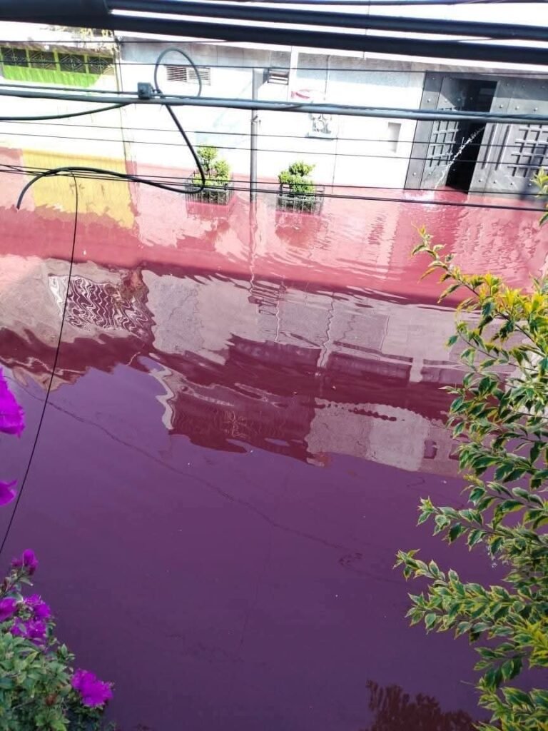 Agua roja en Nezahualcóyotl causa alarma vecinal; autoridades aseguran que no es combustible