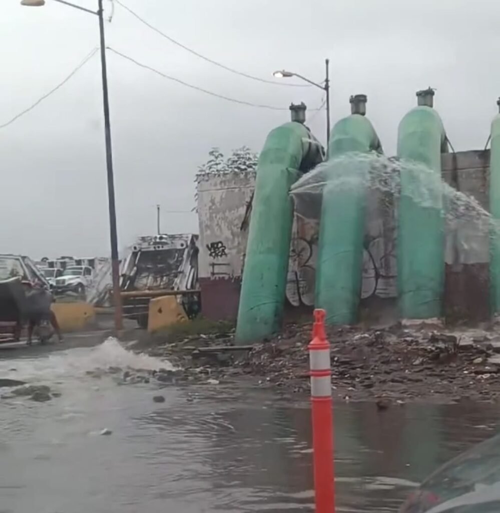 Caos vial en el Bordo de Xochiaca por fuga de aguas negras
